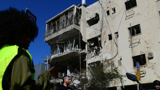 Iran tuyên bố tấn công tàu sân bay Mỹ, giao tranh lan rộng