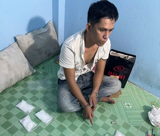 Tạm giữ đối tượng mua bán, tàng trữ trái phép gần 1kg ma túy