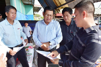 Phó Chủ tịch UBND tỉnh An Giang Ngô Công Thức kiểm tra tình hình sạt lở tại xã Vĩnh Thạnh Trung