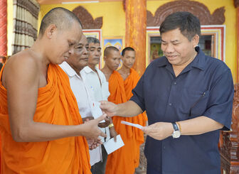 Thứ trưởng Y Thông thăm, chúc Tết Chôl Chnăm Thmây đồng bào Khmer tại An Giang