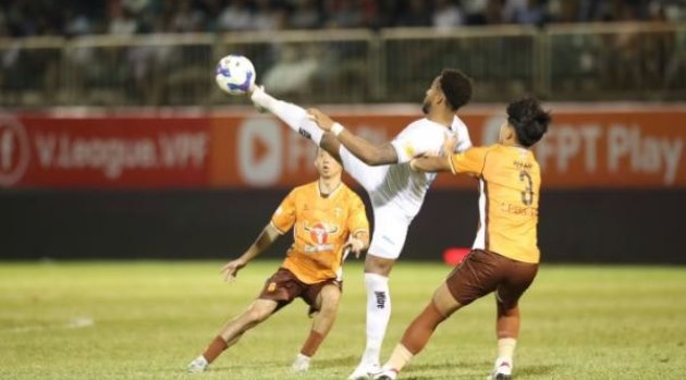 Điểm tin bóng đá Việt Nam 12/4: HAGL quật ngã Nam Định; Sao U23 Việt Nam nén đau ra sân