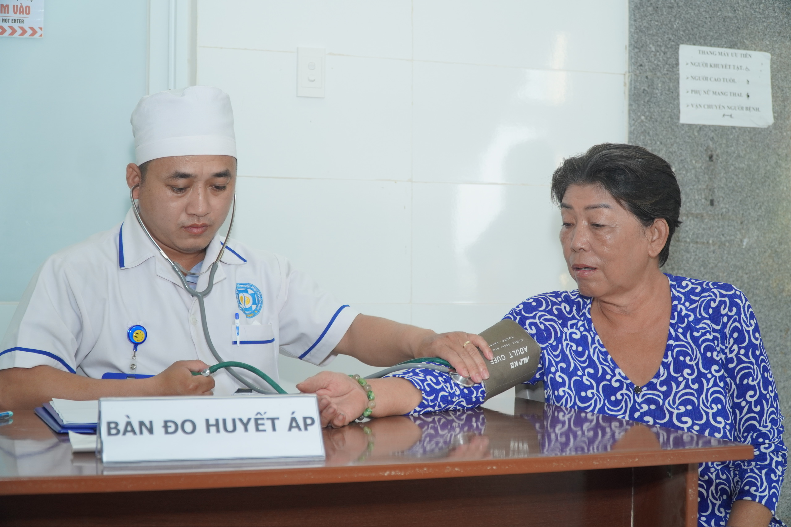 Khám sức khỏe miễn phí cho cán bộ hưu trí, lão thành cách mạng phường Bình Đức