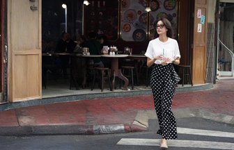 Chấm bi trở lại: Họa tiết 'nhỏ mà có võ' khuấy đảo tủ đồ của nàng