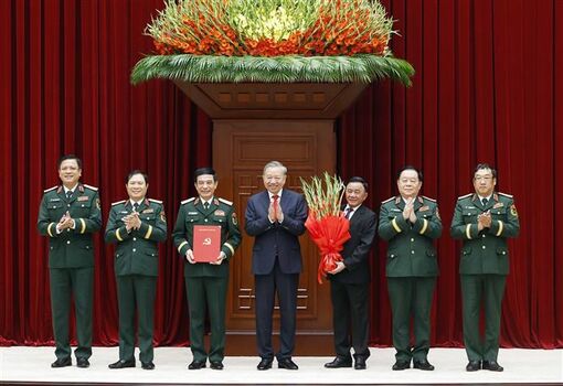 Hội nghị công bố Quyết định của Bộ Chính trị về công tác cán bộ