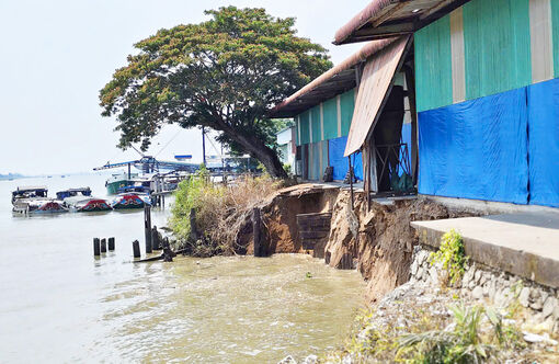 Khẩn trương khắc phục sạt lở tại xã Vĩnh Thạnh Trung