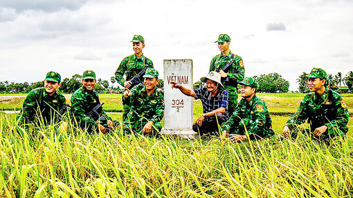 Người dân cùng giữ biên cương