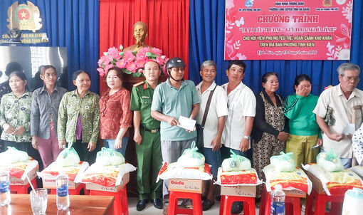 Trao 200 phần quà cho đồng bào Khmer phường Tịnh Biên