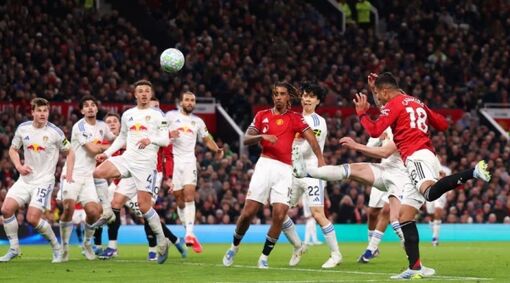 Martinez nhận thẻ đỏ, MU thua sốc Leeds United tại Old Trafford