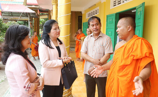 Phó Chủ tịch Hội đồng Dân tộc của Quốc hội Đinh Thị Phương Lan chúc Tết Chôl Chnăm Thmây tại An Giang