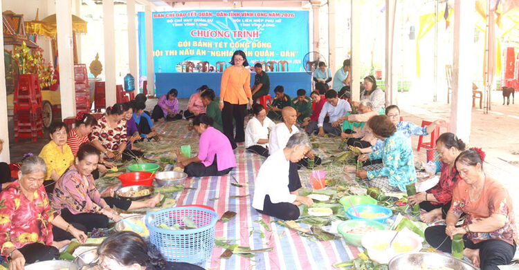 Gói gần 700 đòn bánh tét dịp Tết Quân - Dân tại xã Trà Côn