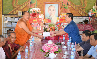 Cấp ủy, chính quyền xã Bình Mỹ thăm, chúc Tết Chôl Chnăm Thmây