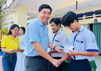 Trường Đại học Kiên Giang trao 795 suất học bổng cho học sinh có hoàn cảnh khó khăn