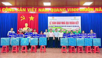 Bàn giao 10 căn nhà đại đoàn kết tại xã Hội An