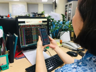 VN-Index vượt mốc 1.800 điểm, cổ phiếu họ Vingroup bứt phá