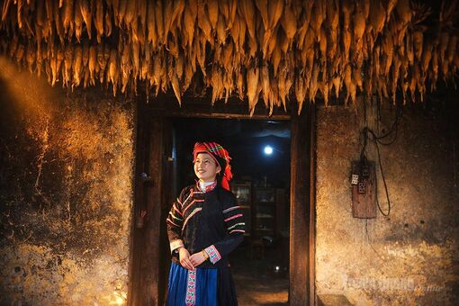 Hoa văn trên áo là để mắt nhớ…