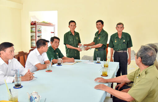 Học Bác từ những điều giản dị