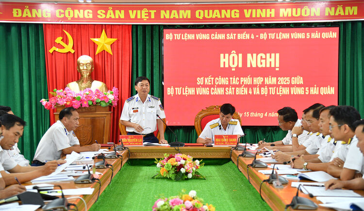 Vùng Cảnh sát biển 4 và Vùng 5 Hải quân sơ kết công tác phối hợp