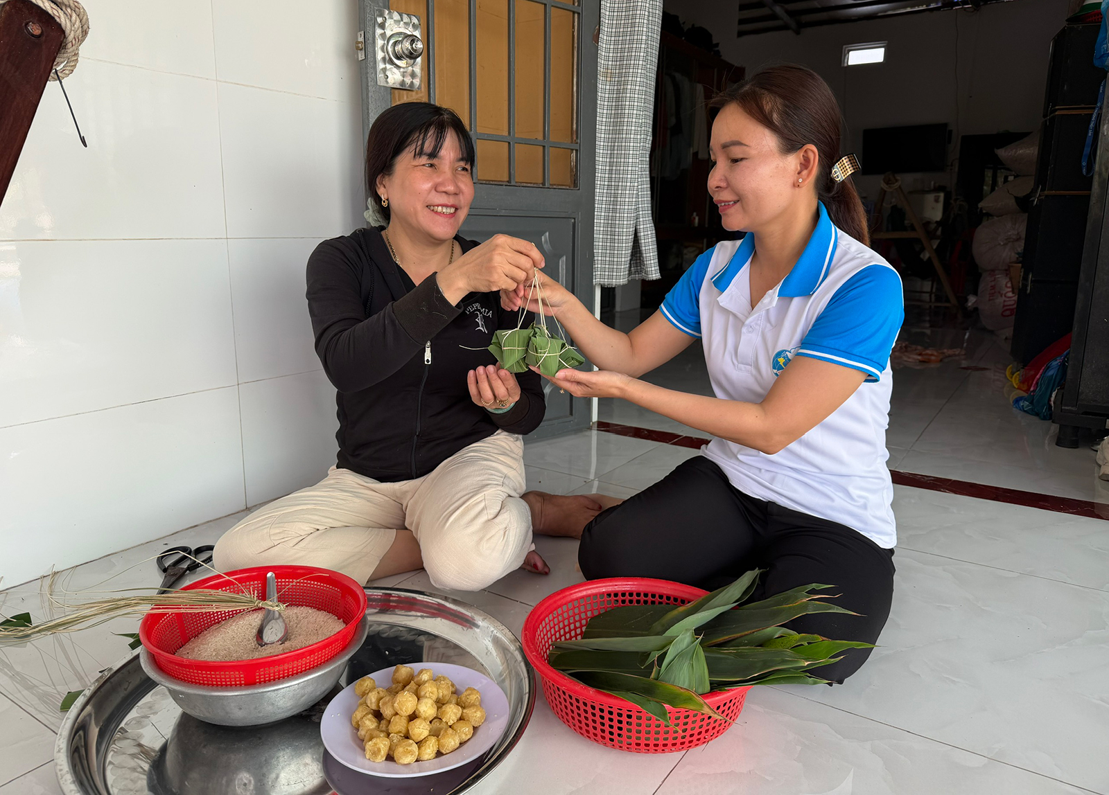 Giữ nghề gói bánh ú nước tro