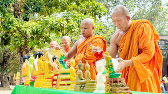 Nghi lễ tắm tượng Phật ý nghĩa của đồng bào Khmer dịp Chôl Chnăm Thmây