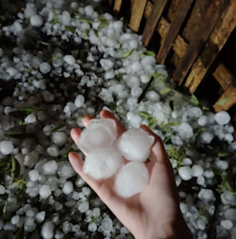 Mưa đá lớn khiến 4 người bị thương