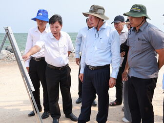 Phó Chủ tịch UBND tỉnh Lê Văn Phước kiểm tra công tác giải ngân vốn đầu tư công tại phường Hà Tiên và Tô Châu