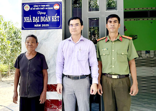 Bàn giao 10 căn nhà Đại đoàn kết cho người dân xã Ô Lâm