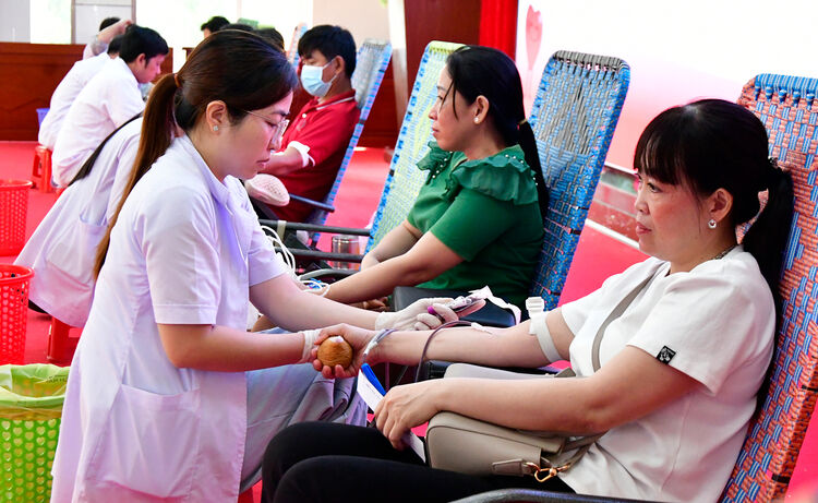 Cán bộ và người dân xã An Biên hiến 115 đơn vị máu