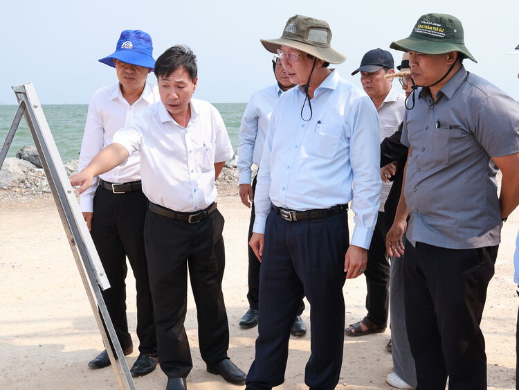 Phó Chủ tịch UBND tỉnh Lê Văn Phước kiểm tra công tác giải ngân vốn đầu tư công tại phường Hà Tiên và Tô Châu