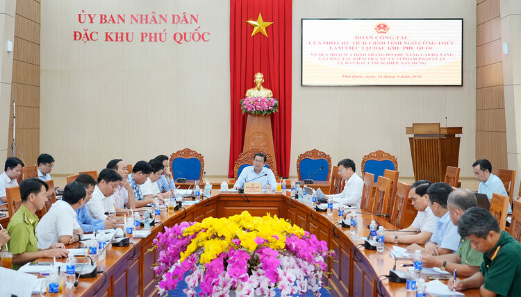 Phó Chủ tịch UBND tỉnh An Giang Ngô Công Thức làm việc với Tổ Công tác đặc biệt tại Phú Quốc