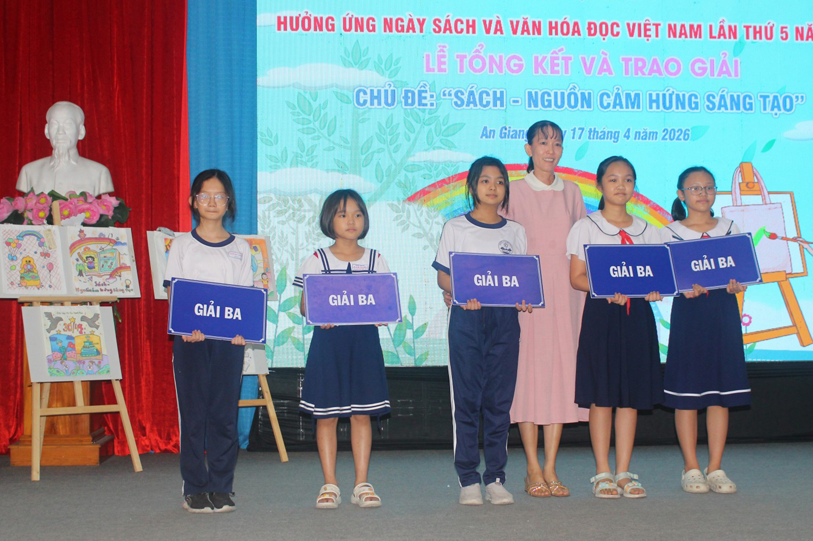 Sôi nổi Cuộc thi Vẽ tranh trên túi vải, chủ đề “Sách - Nguồn cảm hứng sáng tạo”