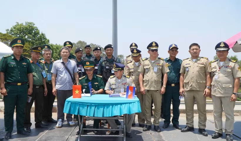 Tiếp nhận 226 công dân Việt Nam do lực lượng chức năng Campuchia trao trả