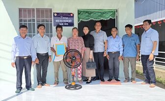 Bàn giao 10 căn nhà Đại đoàn kết tại xã Đông Thái