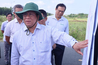 Chủ tịch UBND tỉnh An Giang Hồ Văn Mừng khảo sát tại khu công nghiệp Thạnh Lộc