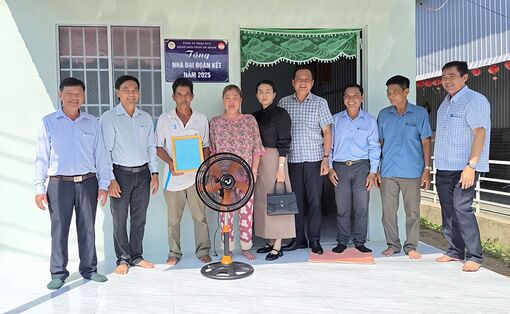 Bàn giao 10 căn nhà Đại đoàn kết tại xã Đông Thái