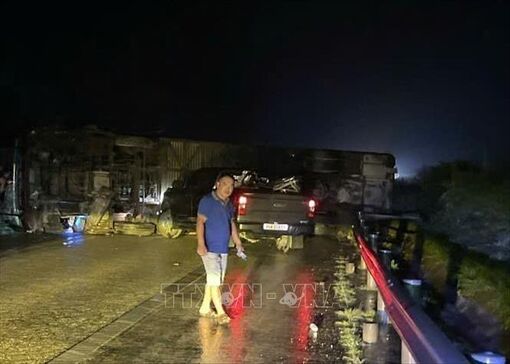 Xe khách lật trên cao tốc Nội Bài - Lào Cai, 5 người bị thương