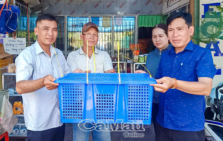 Người dân giao nộp cá thể kỳ đà bông quý hiếm