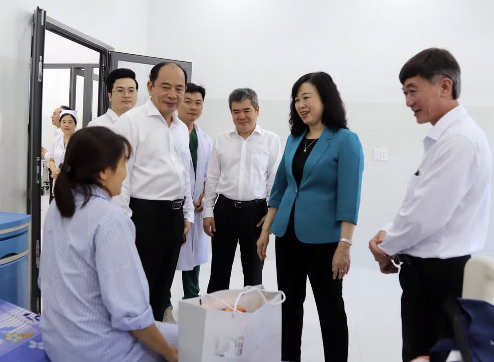 Nối thành công bàn tay đứt mạch máu, dây thần kinh