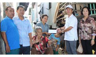 Câu lạc bộ Thứ Bảy - Bình Khánh trao 10 triệu đồng hỗ trợ gia đình khó khăn