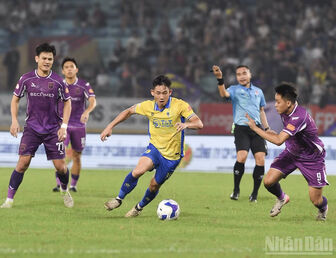 Hoàng Hên lập cú đúp, Hà Nội thắng 04/02 Becamex Thành phố Hồ Chí Minh