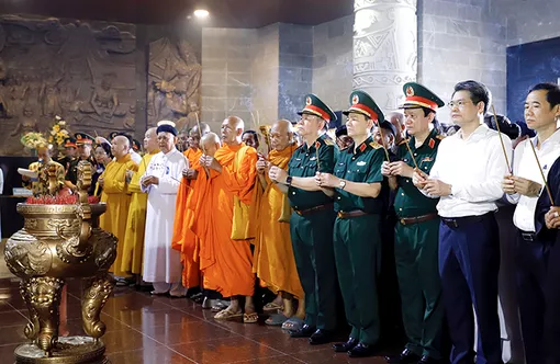 Chương trình gặp mặt Đoàn đại biểu già làng, trưởng thôn, trưởng ấp, trưởng khu, người có uy tín, chức sắc tôn giáo tiêu biểu vùng đồng bào dân tộc thiểu số khu vực Nam Bộ năm 2026: Đoàn Đại biểu viếng Đền thờ Vua Hùng TP Cần Thơ