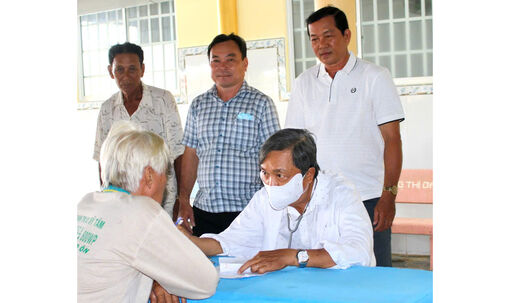 Khám sức khỏe, cấp thuốc miễn phí cho hơn 630 người dân xã Vĩnh An