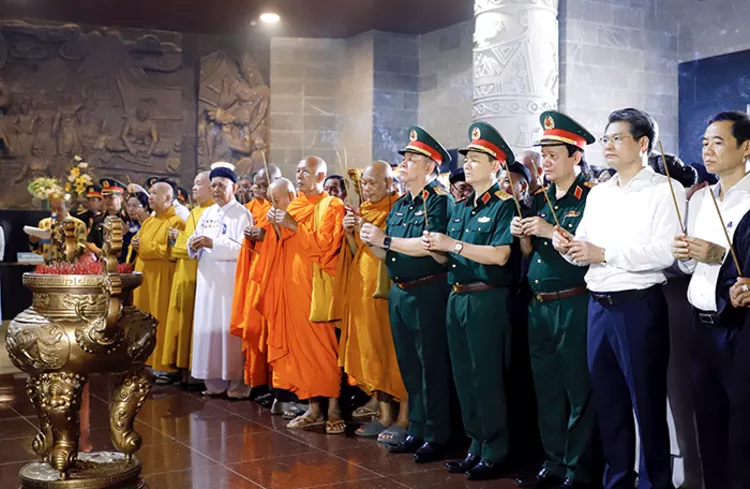 Chương trình gặp mặt Đoàn đại biểu già làng, trưởng thôn, trưởng ấp, trưởng khu, người có uy tín, chức sắc tôn giáo tiêu biểu vùng đồng bào dân tộc thiểu số khu vực Nam Bộ năm 2026: Đoàn Đại biểu viếng Đền thờ Vua Hùng TP Cần Thơ