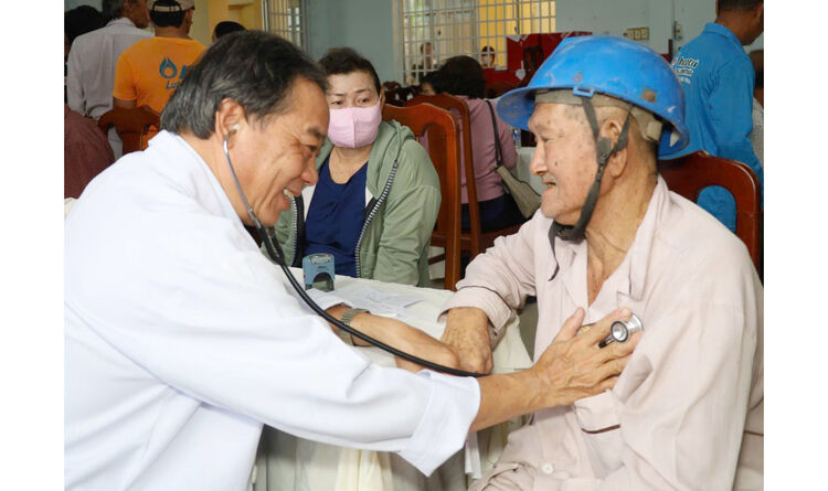 Khám bệnh, phát thuốc miễn phí và tặng 400 suất quà cho người dân xã Hòa Điền