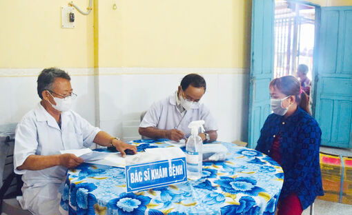 Khám bệnh, cấp phát thuốc và trao quà cho người dân có hoàn cảnh khó khăn xã Bình Hòa