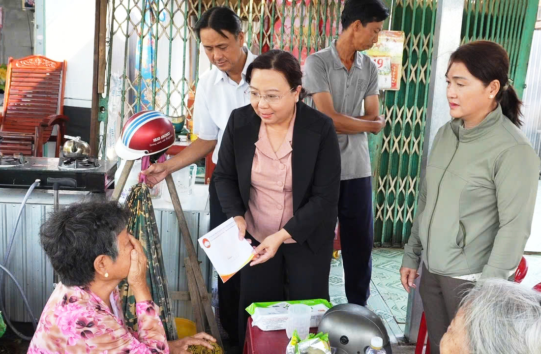 Cấp ủy, chính quyền xã Vĩnh Trạch thăm hỏi, hỗ trợ hộ dân bị thiệt hại do mưa, dông