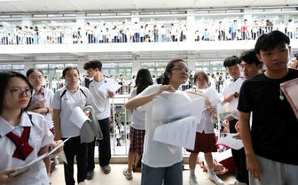 Học liệu ôn thi bùng nổ: Lối đi nào cho người học ?