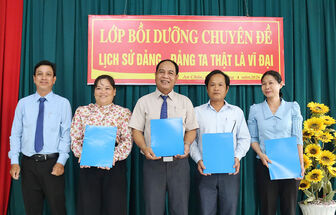 Khai giảng lớp bồi dưỡng chuyên đề “Lịch sử Đảng - Đảng ta thật là vĩ đại”