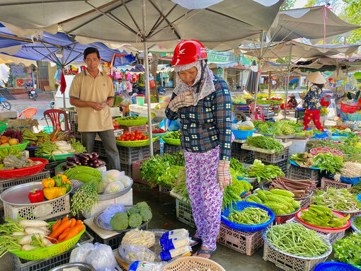 Giá tăng, chi tiêu “co lại”