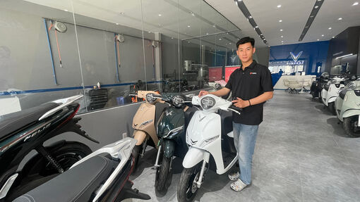 Giá xăng tăng, xe điện hút khách