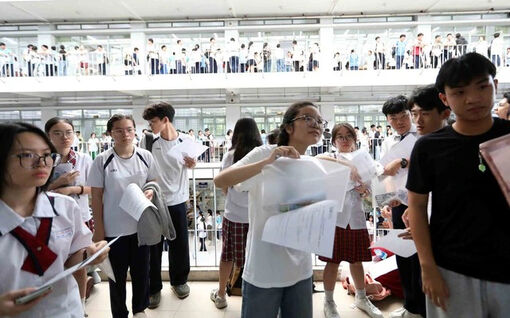 Học liệu ôn thi bùng nổ: Lối đi nào cho người học ?